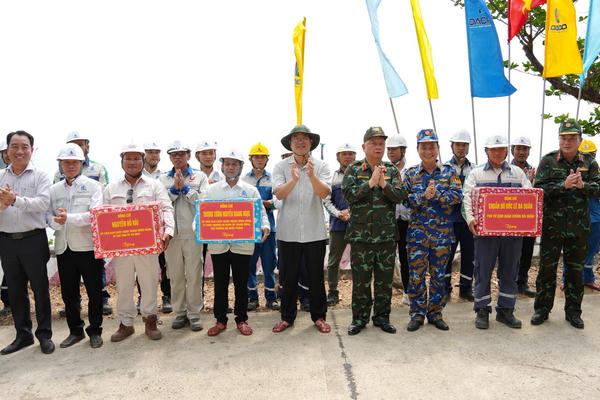 Thứ trưởng Bộ Quốc phòng Nguyễn Quang Ngọc kiểm tra các công trình trọng điểm tại đảo Hòn Khoai