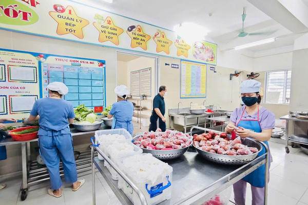 Kiểm tra đột xuất bếp ăn tập thể tại Hà Nội, Ninh Bình sau vụ thịt lợt bệnh tuồn ra thị trường