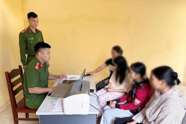 Kịp thời ngăn chặn hai sơn nữ bị dụ dỗ bỏ nhà tìm 'việc nhẹ, lương cao'