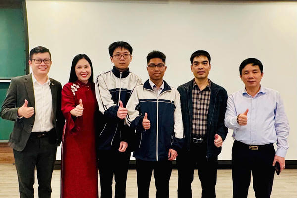 Hai nam sinh lớp 11 lọt đội tuyển Việt Nam dự Olympic Toán quốc tế 2026