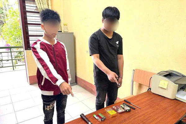 Đồng loạt kiểm tra, Công an Lào Cai phát hiện học sinh mang vật nhọn nguy hiểm đến trường