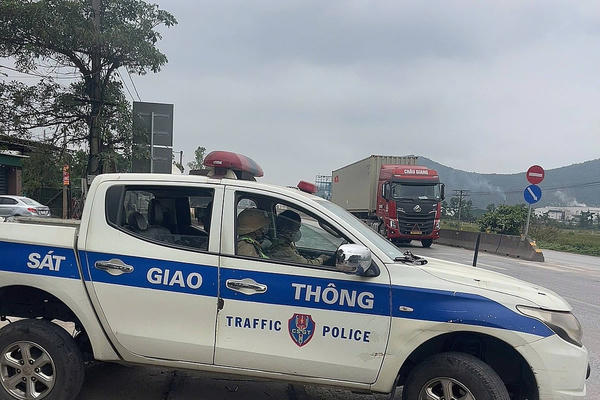 CSGT Nghệ An mở đường đưa bé co giật, tím tái đi cấp cứu kịp thời