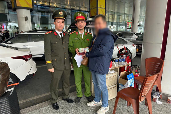 Đồn Công an Sân bay Quốc tế Nội Bài hỗ trợ hành khách tìm lại tài sản 200 triệu đồng