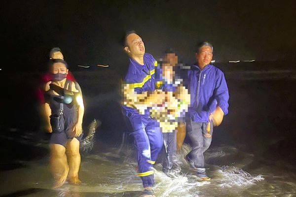 Tìm thấy thi thể 1 trong 2 cháu bé mất tích khi tắm biển