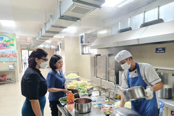 Phát hiện và xử lý kịp thời các vi phạm về ATTP trong cơ sở giáo dục Phát hiện và xử lý kịp thời các vi phạm về ATTP trong cơ sở giáo dục