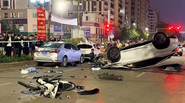 Khởi tố tài xế Lexus gây tai nạn liên hoàn trên đường Trung Kính Khởi tố tài xế Lexus gây tai nạn liên hoàn trên đường Trung Kính