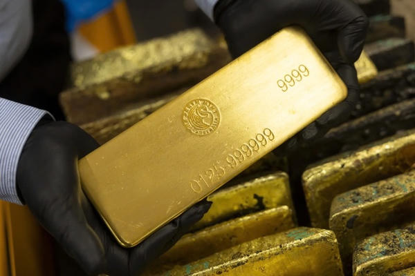 Giá vàng ngày 13/4: Vàng thế giới giảm mạnh, vàng miếng SJC giảm gần 1 triệu đồng/lượng