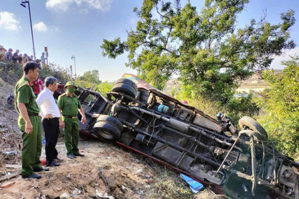 Khẩn trương khắc phục hậu quả vụ xe khách lao xuống vực, 4 người tử vong ở Lâm Đồng Khẩn trương khắc phục hậu quả vụ xe khách lao xuống vực, 4 người tử vong ở Lâm Đồng