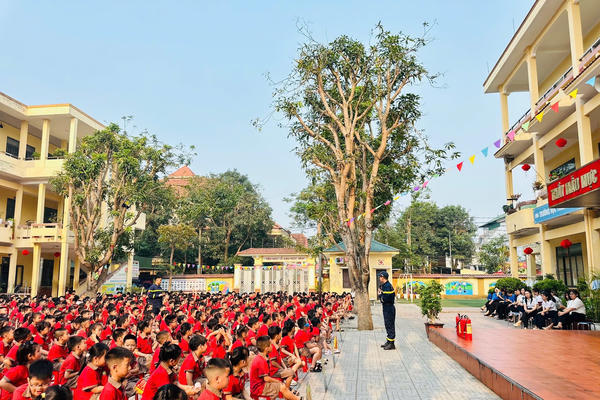 Trải nghiệm cực “chất” kỹ năng PCCC và cứu hộ cứu nạn Trải nghiệm cực “chất” kỹ năng PCCC và cứu hộ cứu nạn