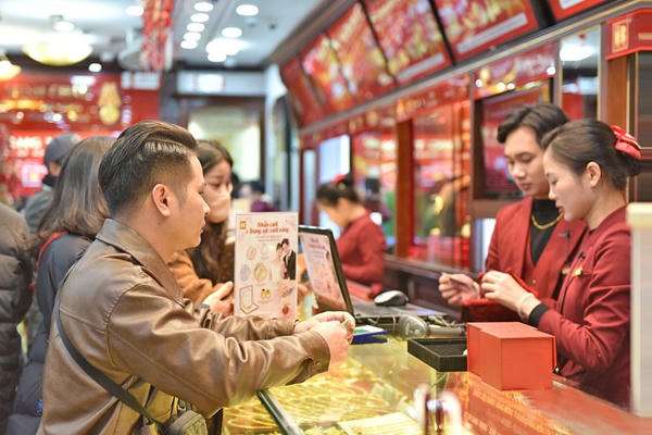 Ông chủ Bảo Tín Minh Châu và con trai bị khởi tố: Người mua vàng có bị ảnh hưởng?