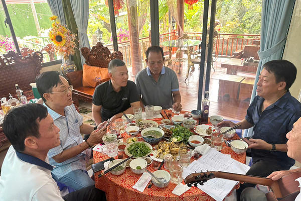 Giữ trọn nghĩa tình đồng chí sau 40 năm hội ngộ Giữ trọn nghĩa tình đồng chí sau 40 năm hội ngộ