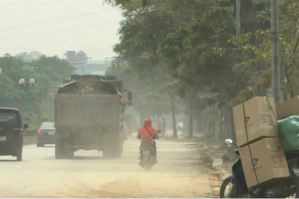 Bụi đất bủa vây tuyến đường gần Dự án Hồ điều hoà Yên Nghĩa 1 Bụi đất bủa vây tuyến đường gần Dự án Hồ điều hoà Yên Nghĩa 1