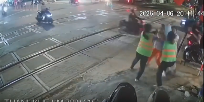 Hai nữ nhân viên đường sắt bị hành hung vì ngăn người vượt barie Hai nữ nhân viên đường sắt bị hành hung vì ngăn người vượt barie