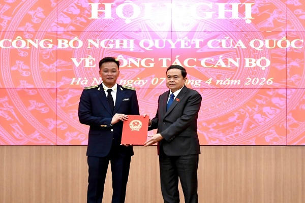 Chủ tịch Quốc hội trao Nghị quyết của Quốc hội bầu Tổng kiểm toán Nhà nước Chủ tịch Quốc hội trao Nghị quyết của Quốc hội bầu Tổng kiểm toán Nhà nước