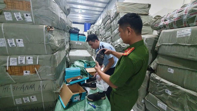 Phát hiện hơn 10.000 đôi giày giả da không rõ nguồn gốc tại Hưng Yên