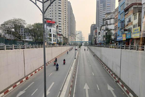 Nhiều vết nứt xuất hiện tại hầm chui đường Lê Văn Lương