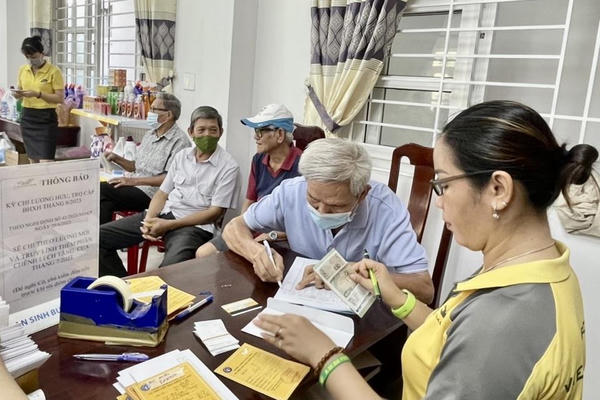 Đề xuất 2 phương án tăng trợ cấp với cán bộ xã già yếu đã nghỉ việc Đề xuất 2 phương án tăng trợ cấp với cán bộ xã già yếu đã nghỉ việc