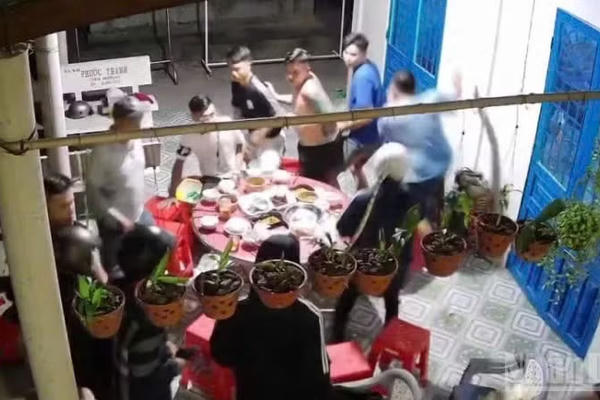 Nhóm côn đồ che biển số xe xông vào nhà dân, nổ súng và đâm dao khiến 2 người nhập viện