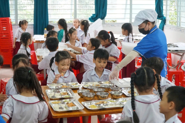 TPHCM yêu cầu “truy tận gốc" hơn 300 cơ sở cung cấp suất ăn học đường