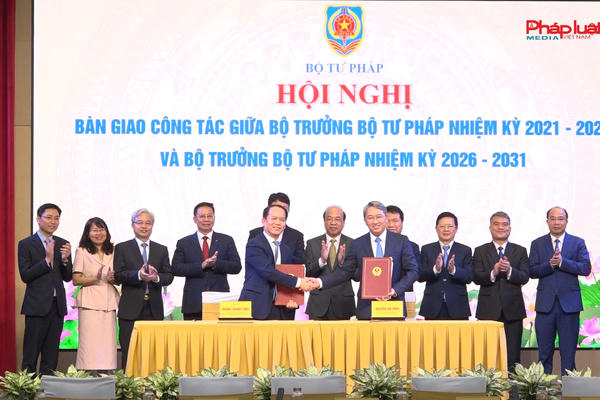 Bàn giao công tác giữa Bộ trưởng Bộ Tư pháp nhiệm kỳ 2021–2026 và nhiệm kỳ 2026–2031