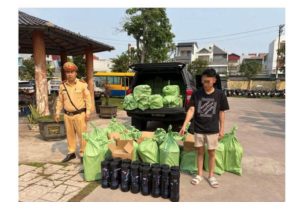 Quảng Ninh: Kiểm tra xe bán tải lúc rạng sáng, phát hiện 240 bình khí cười