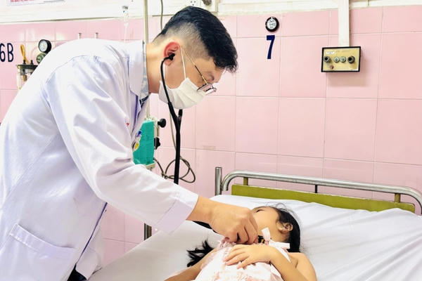 53 học sinh ở TPHCM nhập viện với triệu chứng nghi ngộ độc, nhiều em còn điều trị