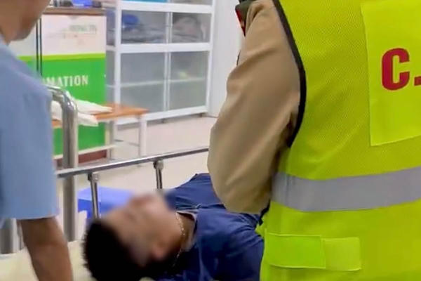 CSGT Hà Nội kịp thời mở đường đưa 2 người bị tai nạn lao động đi cấp cứu CSGT Hà Nội kịp thời mở đường đưa 2 người bị tai nạn lao động đi cấp cứu