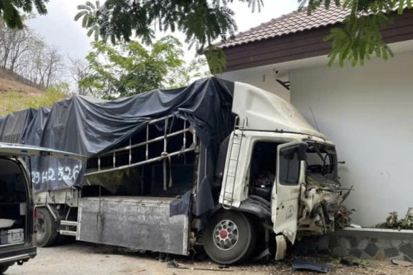 Xe tải rơi xuống núi Tà Zôn khi đang leo đèo ở độ cao 200m, 4 người thương vong