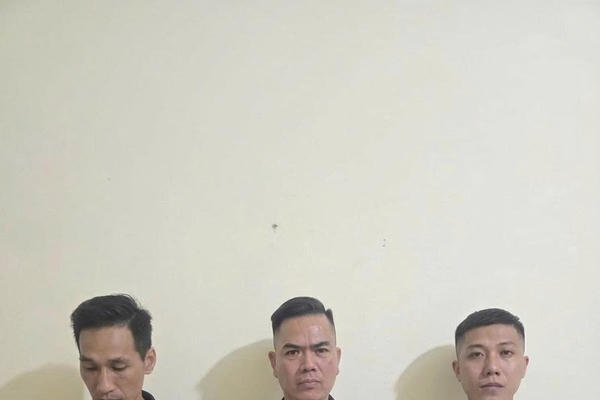 Khởi tố 3 đối tượng về hành vi bắt giữ người trái pháp luật, cướp tài sản tại quán karaoke Khởi tố 3 đối tượng về hành vi bắt giữ người trái pháp luật, cướp tài sản tại quán karaoke