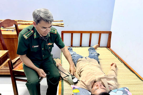 Đồn Biên phòng Tân Tiến (BĐBP Cà Mau) kịp thời cứu vớt, tiếp nhận 2 thuyền viên gặp nạn trên biển Đồn Biên phòng Tân Tiến (BĐBP Cà Mau) kịp thời cứu vớt, tiếp nhận 2 thuyền viên gặp nạn trên biển