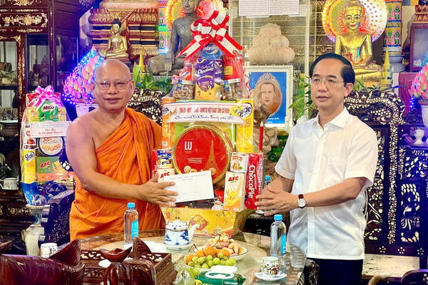 Lãnh đạo tỉnh Cà Mau thăm, chúc Tết Chôl Chnăm Thmây đồng bào Khmer xã Hưng Hội