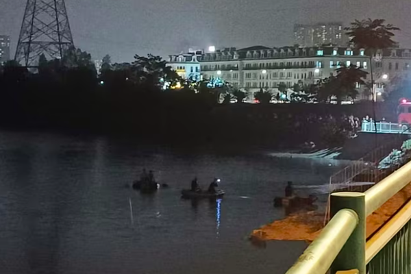 Tìm kiếm hai thanh niên mất tích tại hồ điều hòa ờ Hà Nội