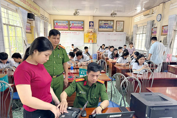 Công an Cà Mau: Cấp Căn cước tại trường, tạo thuận lợi cho học sinh tham gia các kỳ thi