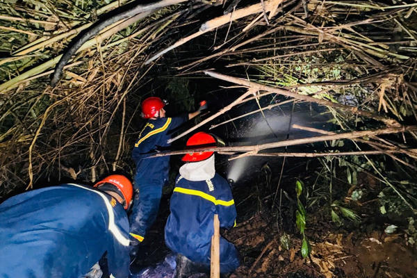 Công an Quảng Trị hỗ trợ Lào dập tắt cháy rừng, bảo vệ khu dân cư