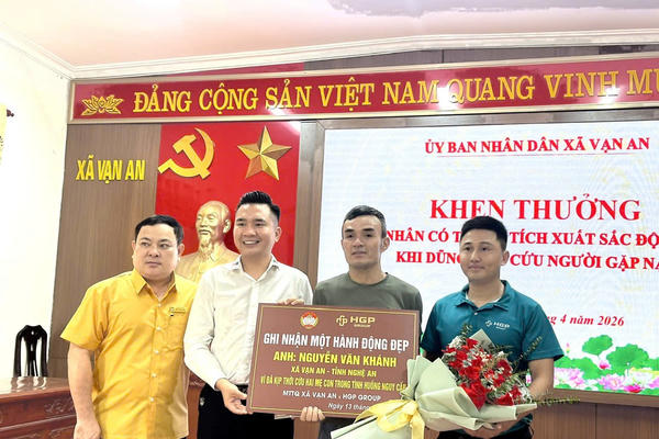 Lãnh đạo xã Vạn An khen thưởng kịp thời hành động dũng cảm cứu người đuối nước. Lãnh đạo xã Vạn An khen thưởng kịp thời hành động dũng cảm cứu người đuối nước.