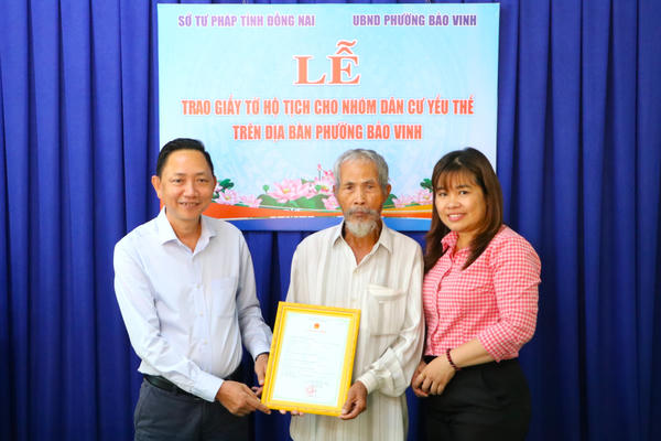 Cụ ông 77 tuổi lần đầu nhận giấy khai sinh