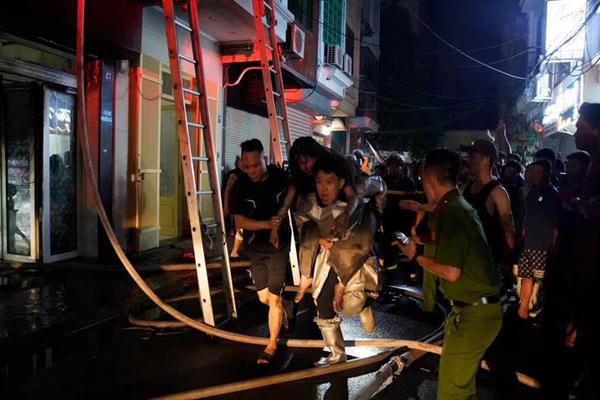 Cảnh sát kịp thời cứu 5 người mắc kẹt trong vụ cháy nhà dân tại phường Hồng Hà