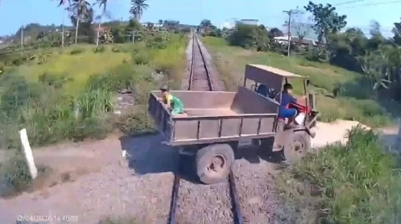 Cố ý vượt đường sắt bằng công nông, 3 ông cháu thương vong Cố ý vượt đường sắt bằng công nông, 3 ông cháu thương vong