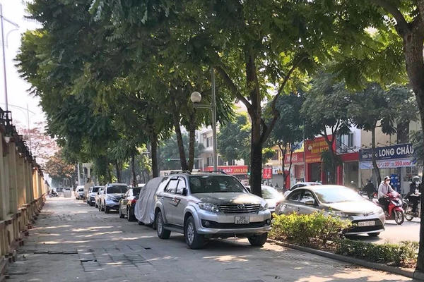 Hà Nội nghiên cứu phương án cho phép đỗ xe có điều kiện trên vỉa hè