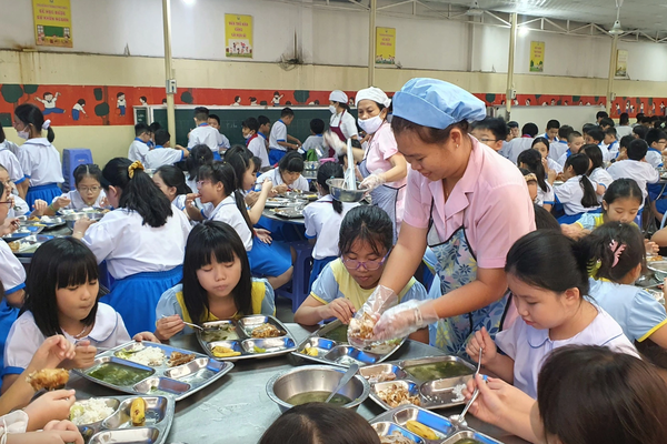 Nhiều trường ở TPHCM tạm dừng ăn bán trú Nhiều trường ở TPHCM tạm dừng ăn bán trú