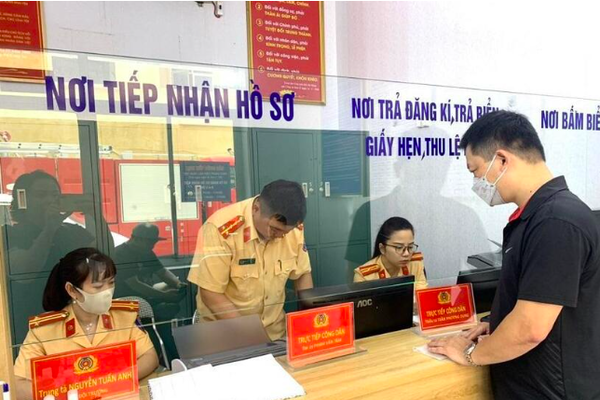 Người dân mua ô tô, xe máy chưa sang tên chính chủ sẽ bị xử phạt bao nhiêu tiền?