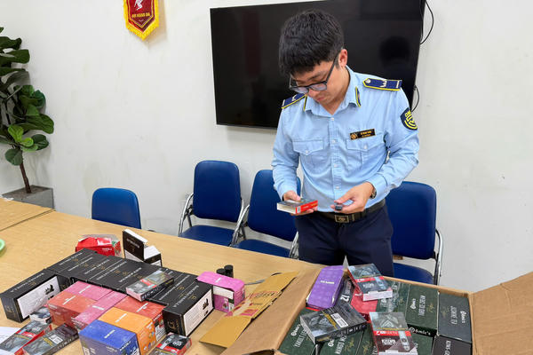 Liên tiếp phát hiện thuốc lá điện tử lậu giữa trung tâm Hà Nội, tạm giữ hàng trăm sản phẩm Liên tiếp phát hiện thuốc lá điện tử lậu giữa trung tâm Hà Nội, tạm giữ hàng trăm sản phẩm