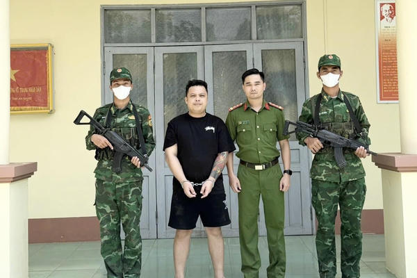 Bắt giữ đối tượng truy nã tại Cửa khẩu quốc tế Vĩnh Xương