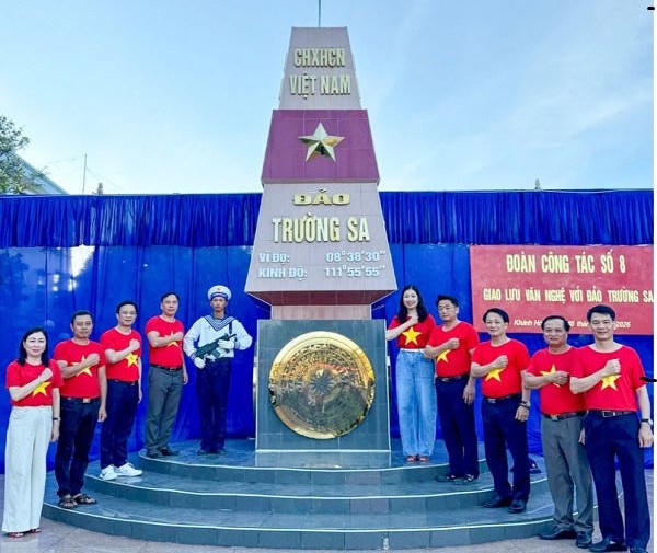 Đoàn đại biểu tỉnh Ninh Bình thăm, tặng quà tại Quần đảo Trường Sa Đoàn đại biểu tỉnh Ninh Bình thăm, tặng quà tại Quần đảo Trường Sa