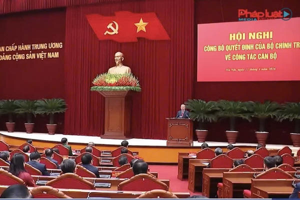 Công bố các quyết định của Bộ chính trị về công tác cán bộ