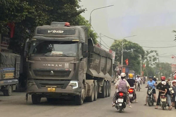 Bất an trước cảnh hàng loạt xe tải trọng lớn chạy trên đường vào giờ học sinh đến trường ở Phú Thọ