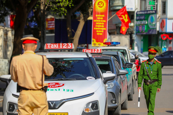 Hà Nội tăng cường xử lý vi phạm dừng, đỗ xe sai quy định