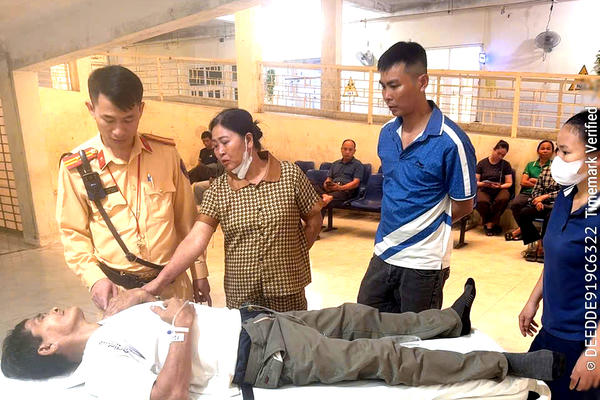 Cảnh sát giao thông kịp thời đưa cấp cứu người đàn ông bị đột quỵ trên đường