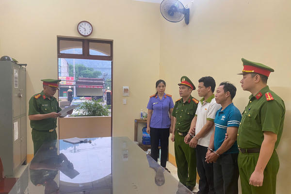 2 đối tượng sử dụng con dấu, tài liệu giả và lừa đảo, chiếm đoạt tài sản