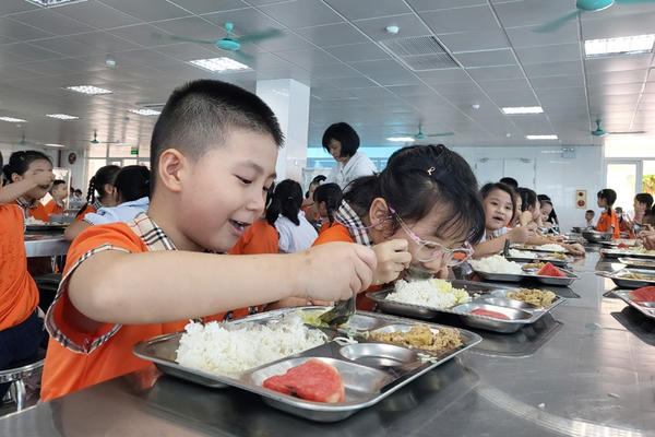 Hà Nội siết minh bạch bữa ăn học đường, yêu cầu công khai toàn bộ thực đơn
